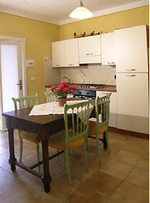 cucina appartamento verde - agriturismo L'Oleandra Isola d'Elba